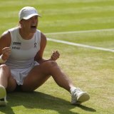 La joie d'Iga Swiatek, qui s'est imposée pour la première fois à Wimbledon KEYSTONE/AP/Kirsty Wigglesworth